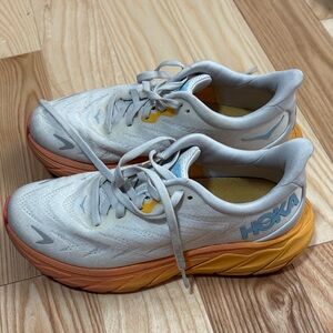 Hoka Arahi 6 running shoes